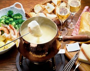 Gorący roztopiony ser z winem, w którym zanurza się kawałki chleba lub warzyw, nadziane na specjalne szpikulce to wywodząca się ze Szwajcarii popularna potrawa, zwana fondue. Jeśli chcesz przygotować ją w domu, to zaprosisz swoich gości na:
