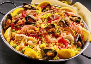 Paella to pyszna potrawa z ryżem z dodatkiem szafranu, kurczakiem, owocami morza i warzywami. Jej ojczyzną jest: