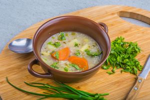 Tradycyjna polska zupa. Gotuje się ją na wywarze z kości. Do tego marchewka, ziemniaki i kasza  jęczmienna