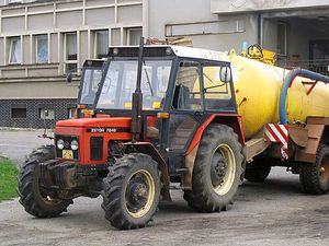 Z jakiego kraju pochodzą traktory marki Zetor? 