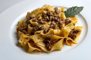 Który makaron jest długi, płaski i szerszy niż tagliatelle?