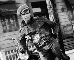 W którym filmie Marlon Brando był przywódcą gangu motocyklowego?