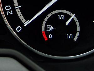 Na początek coś łatwego – co oznacza strzałka przy ikonie dystrybutora znajdującej się obok wskaźnika poziomu paliwa?