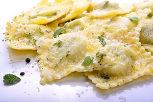 Ravioli to popularne pierożki makaronowe z którego kraju?