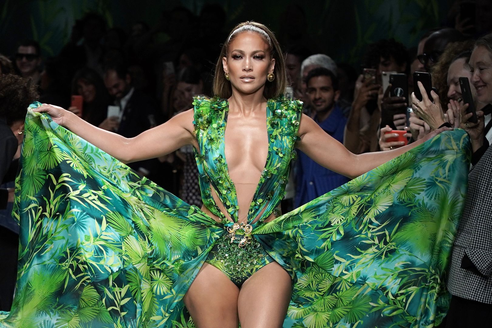 Sukienka w stylu Jennifer Lopez hitem lata. Łudząco podobny model  dostaniesz w sieciówce - WP Kobieta