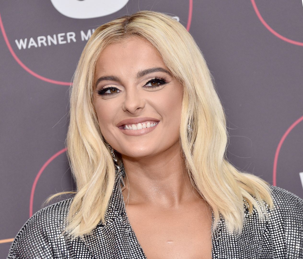 Bebe Rexha w samej marynarce. Pokazała nie tylko nogi - WP Gwiazdy