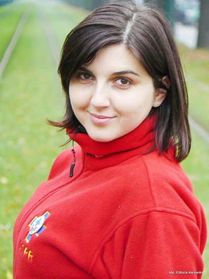 Młoda czarna dziewczyna tryskać