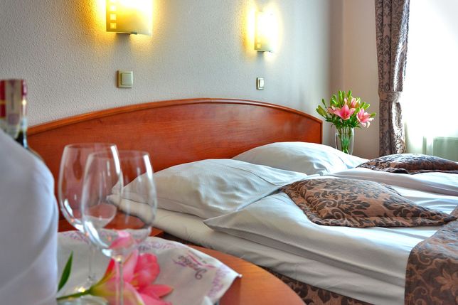 Właściciel hotelu czy pensjonatu nie może ograniczyć ani tym bardziej wyłączyć swojej odpowiedzialności za rzeczy wniesione przez klienta te teren obiektu. Klient musi wiedzieć, że jego przedmioty są bezpieczne.