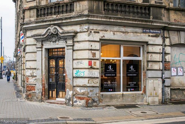 Barber Shop Tylko Dla Mężczyzn Kobiety Wzburzone Wykluczeniem