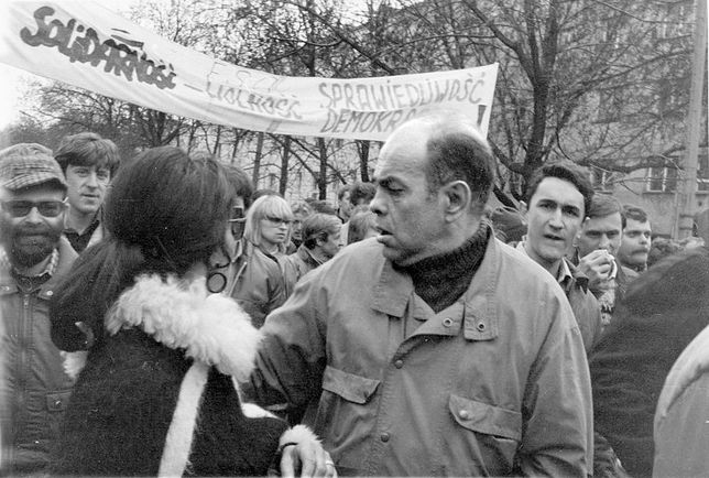 Jacek Kuroń na demonstracji opozycyjnej