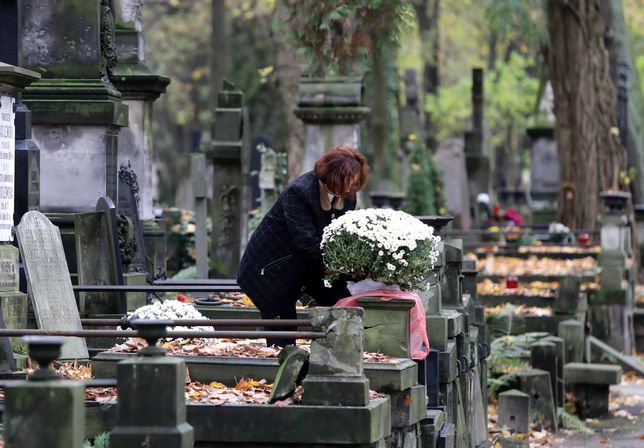 Choć rozsypywanie prochów jest w Polsce zabronione, to już kilka lat temu na niektórych cmentarzach w kraju odbywały się takie pochówki.