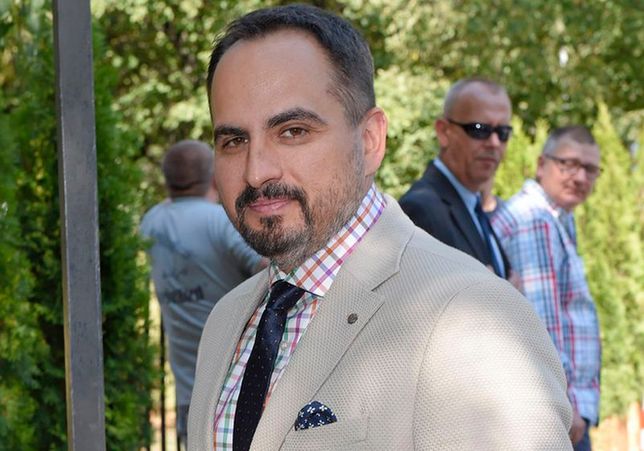 Spotyka się z dziewczyną o 22 lata młodszą