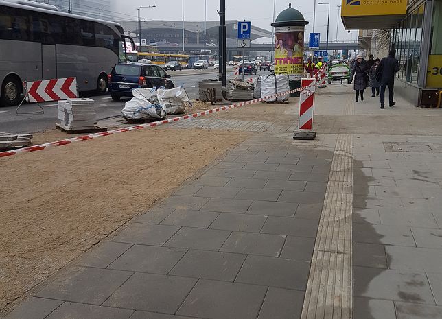 Chodnik antysmogowy powstający w centrum Warszawy. Podobny powstaje też na Żoliborzu.