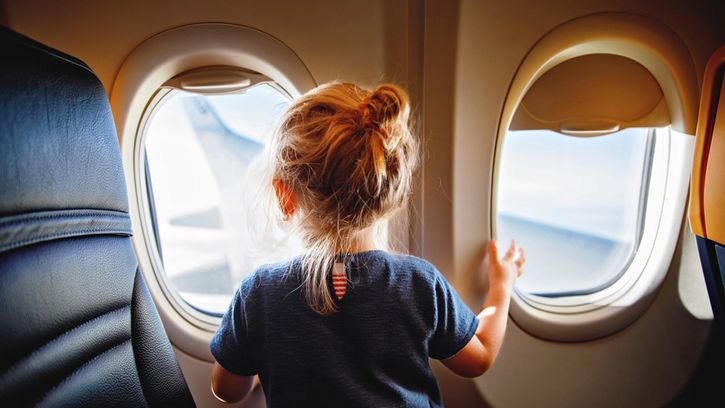 Dziecko w samolocie – jak przygotować się do podróży z maluchem