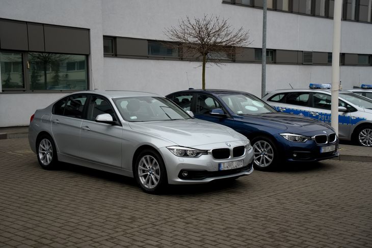 Policja odbiera nieoznakowane radiowozy BMW serii 3 GT