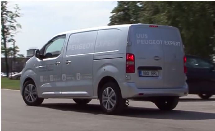 Peugeot Expert - podobnie jak bliźniaczy model Citroën Jumpy - w wersji dwuskrzydłowej nie posiada centralnej lampy STOP zamontowanej pośrodku, lecz przesuniętą na lewo, co jest zgodne z obowiązującymi przepisami europejskimi i krajowymi.