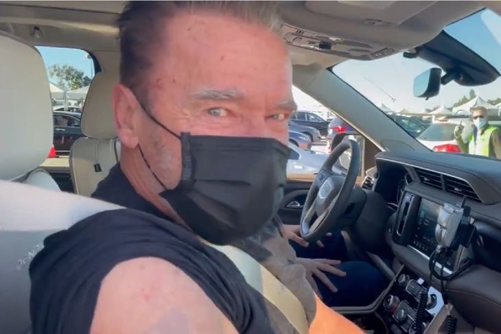 Arnold Schwarzenegger po szczepieniu na koronawirusa.