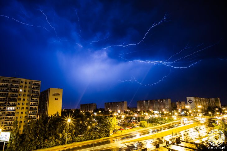 Poznańskie Piątkowo balkon na 5 piętrze z widokiem na wschód, godziny nocne. Mocno przymknięta przysłona bardzo widoczna w światłach latarni ulicznych. Canon 1D Mark IV, Canon 16-35 mm f/2.8, ISO 200, F/10 T 25 s.