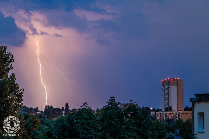 Poznańskie Rataje widok na północny wschód z 4 piętra klatki schodowej, wczesne godziny poranne tuż po wschodzie słońca. Wyładowania atmosferyczne za 16 piętrowymi wieżowcami. Canon 1D Mark IV, Canon 24-70 mm f/2.8, ISO 400, F/9 T 10 s.