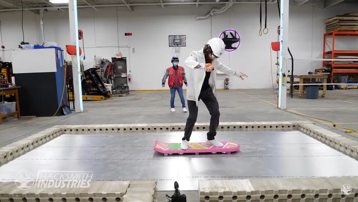 Hoverboard zbudowany przez Hacksmith Industries i Jimmiego z Univrsity of Waterloo (Hacksmith Industries).