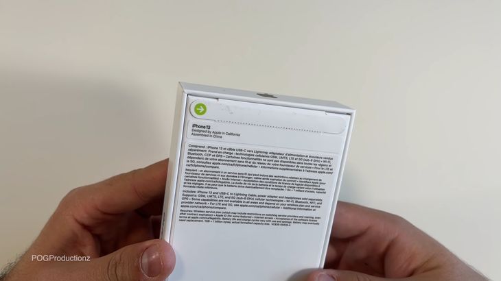 El empaque del iPhone 13 tiene dos sellos