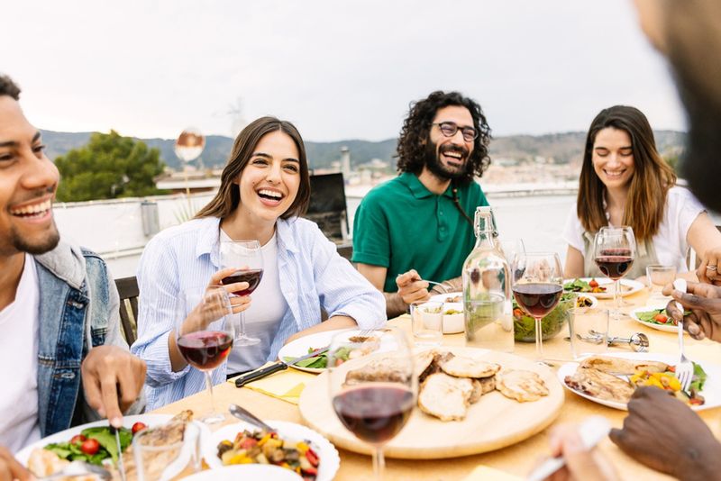 Wspólne jedzenie tradycyjnych potraw z Majorki