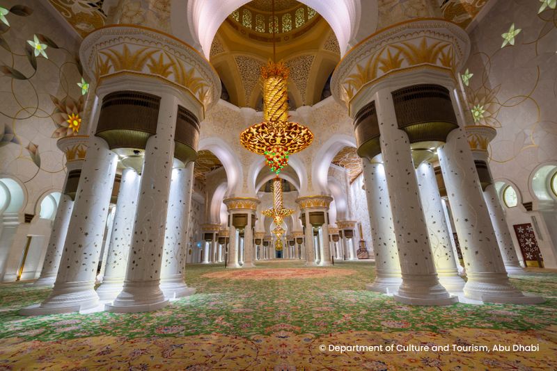 Wnętrza Wielkiego Meczetu w Abu Dhabi
