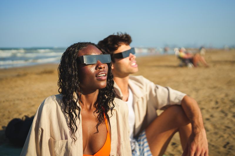 Oglądanie zaćmienia słońca na plaży