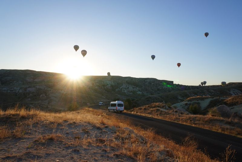 Kapadocja o wschodzie słońca, balony w oddali 
