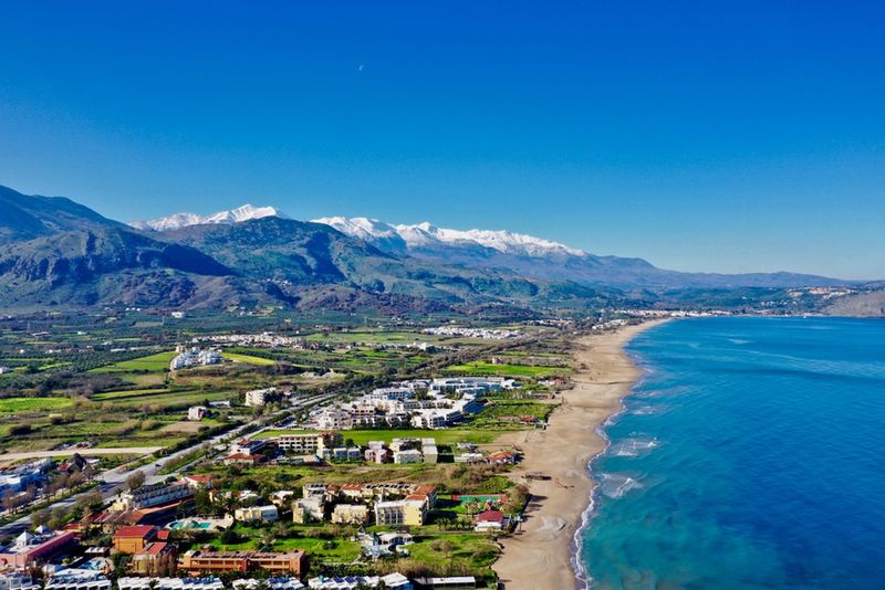 Georgioupolis i długa piaszczysta plaża