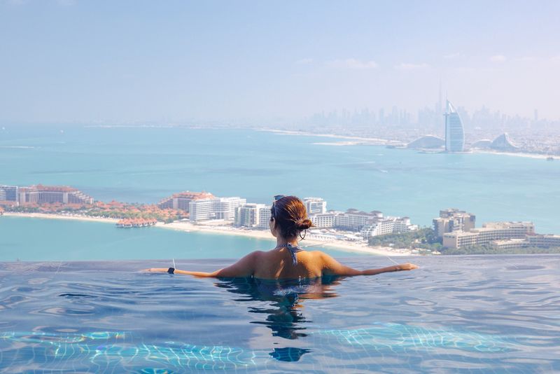 Basen z widokiem na dubajską palmę