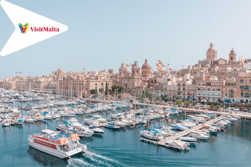 Port z zacumowanymi jachtami w Trzech Miastach