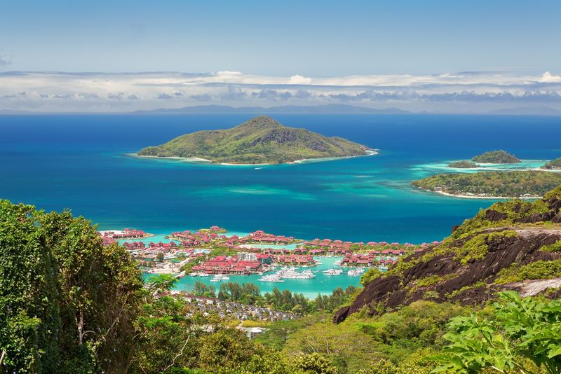 Widok na sztuczną wyspę Eden w pobliżu Mahe