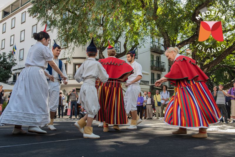 Festiwal na Maderze i tradycyjnie ubrani ludzie