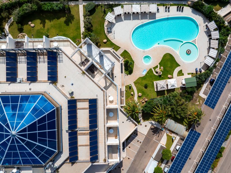 Duży hotel zasilany energią słoneczną