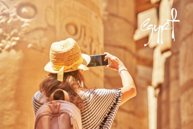 W luksorskiej świątyni Karnak kobieta robi zdjęcie