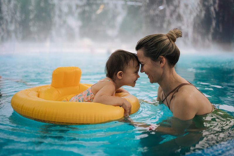 Mama z dzieckiem w basenie termalnym