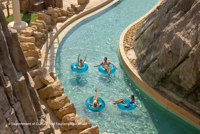 Leniwa rzeka w parku wodnym na wyspie Yas