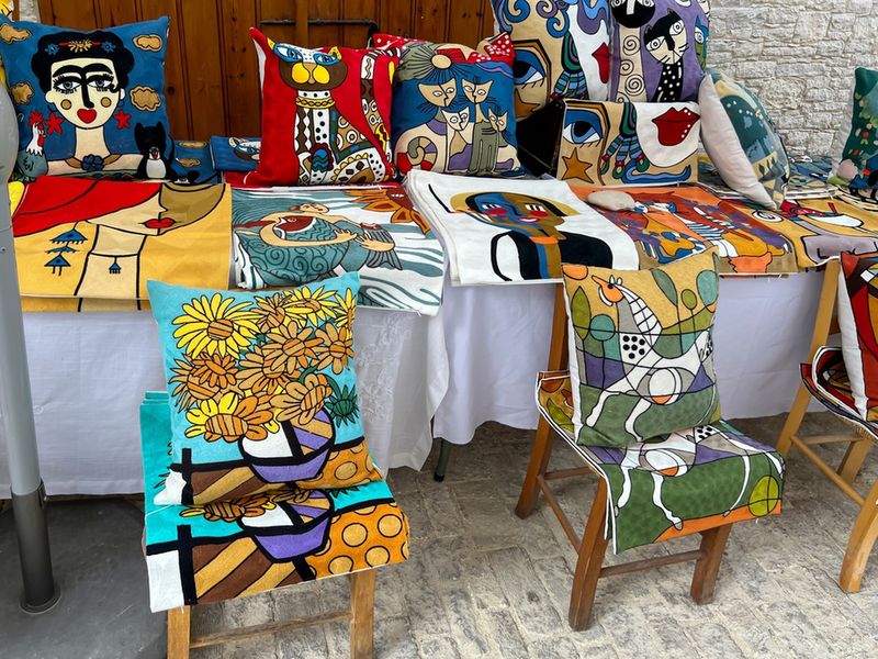 Tkaniny i wyroby z charakterystycznymi cypryjskimi wzorami