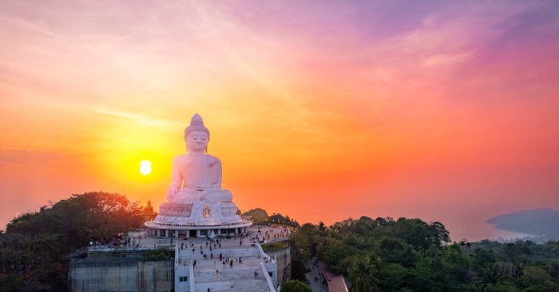 Tajlandia i pomnik Buddy o zachodzie słońca