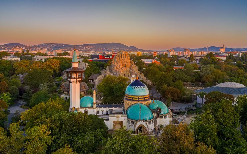 Słoniarnia z niebieskimi kopułami