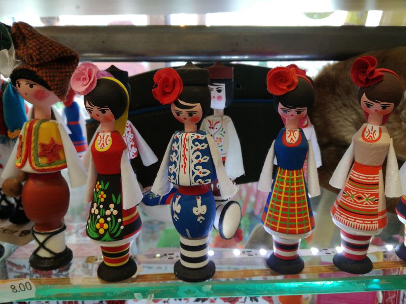 Drewniane tradycyjne figurki (laleczki)