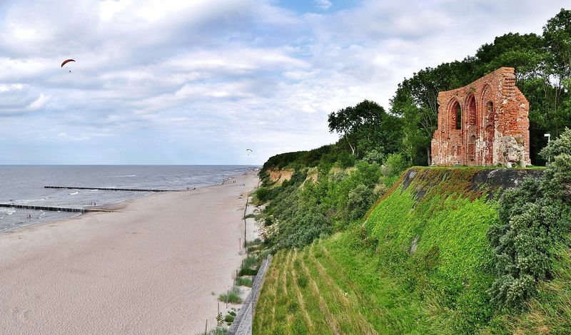 Ruiny i plaża w Trzęsaczu