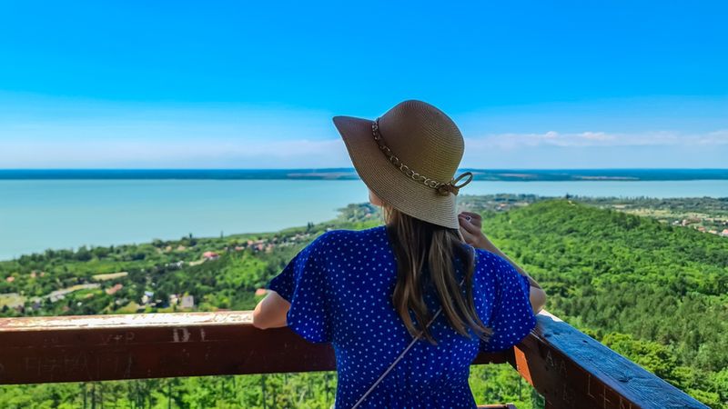 Widok na jezioro z tarasu 