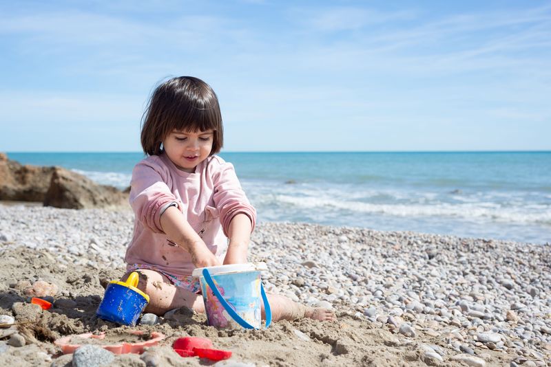 Dziewczynka bawiąca się na plaży