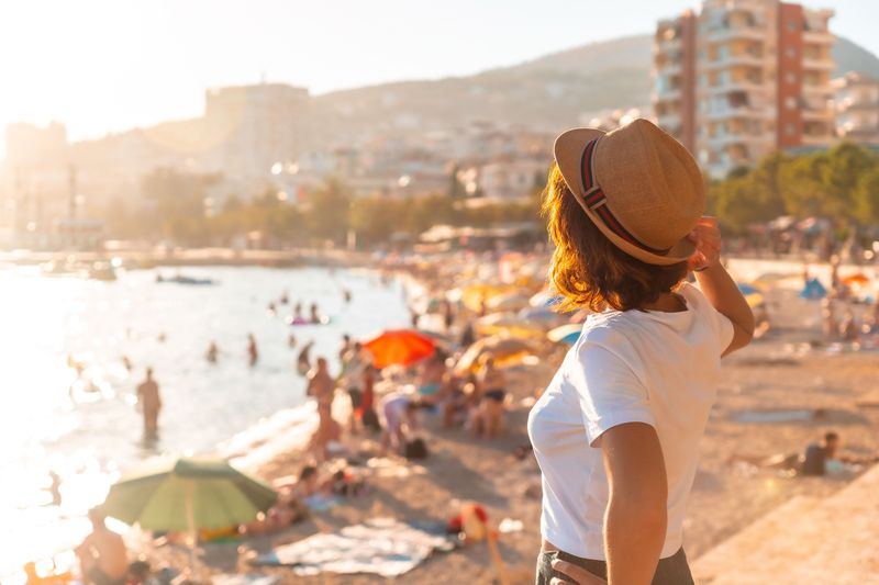 Plaża w Albanii o zachodzie słońca