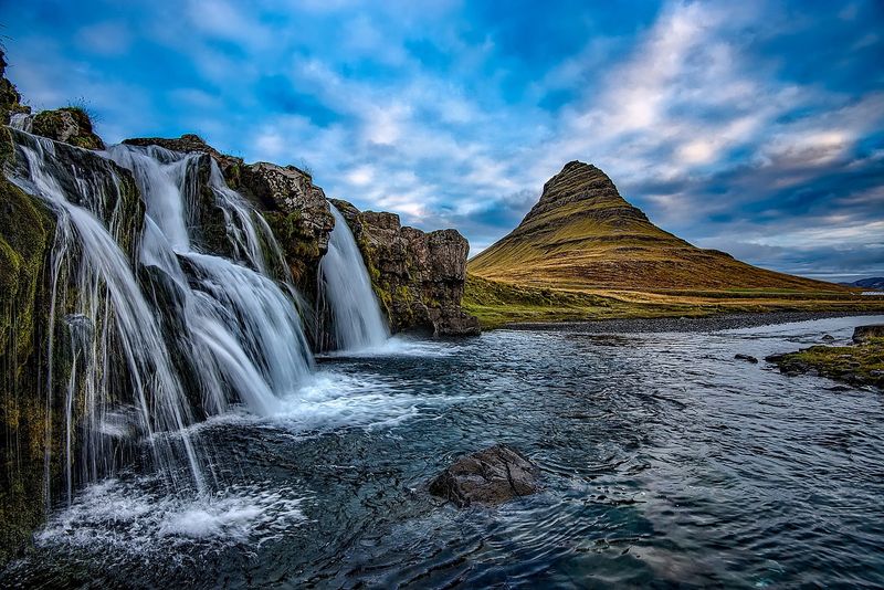 Kirkjufell i przylegające doń wodospady.