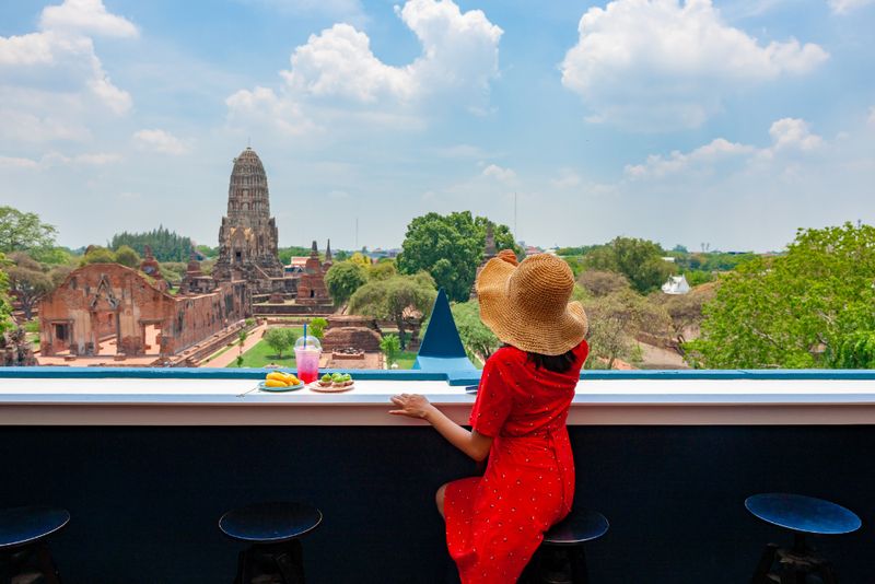 Kobieta podziwiająca widoki