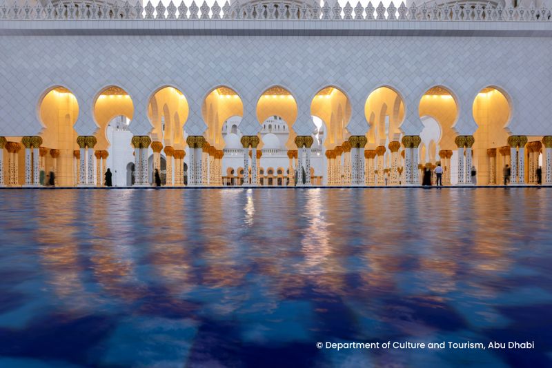 Kolumny w meczecie na tle wody