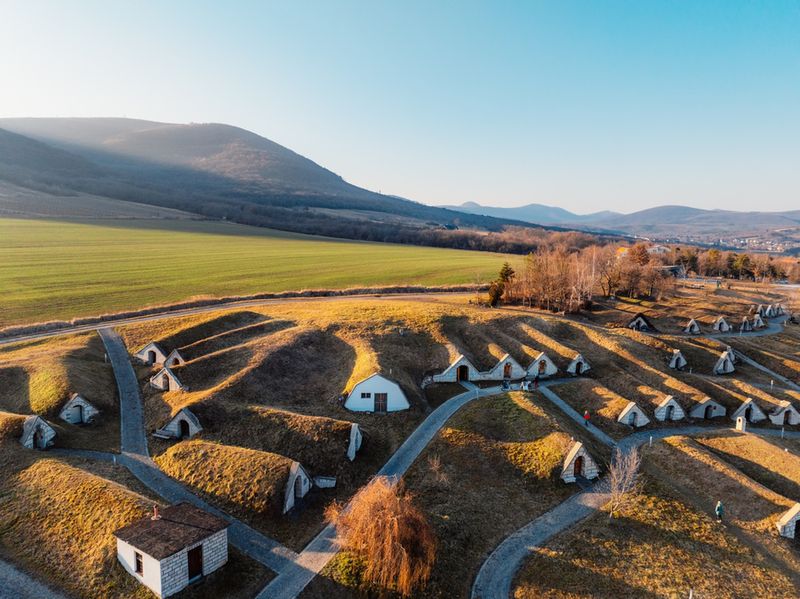 Tradycyjne piwnice winne w regionie Tokaj
